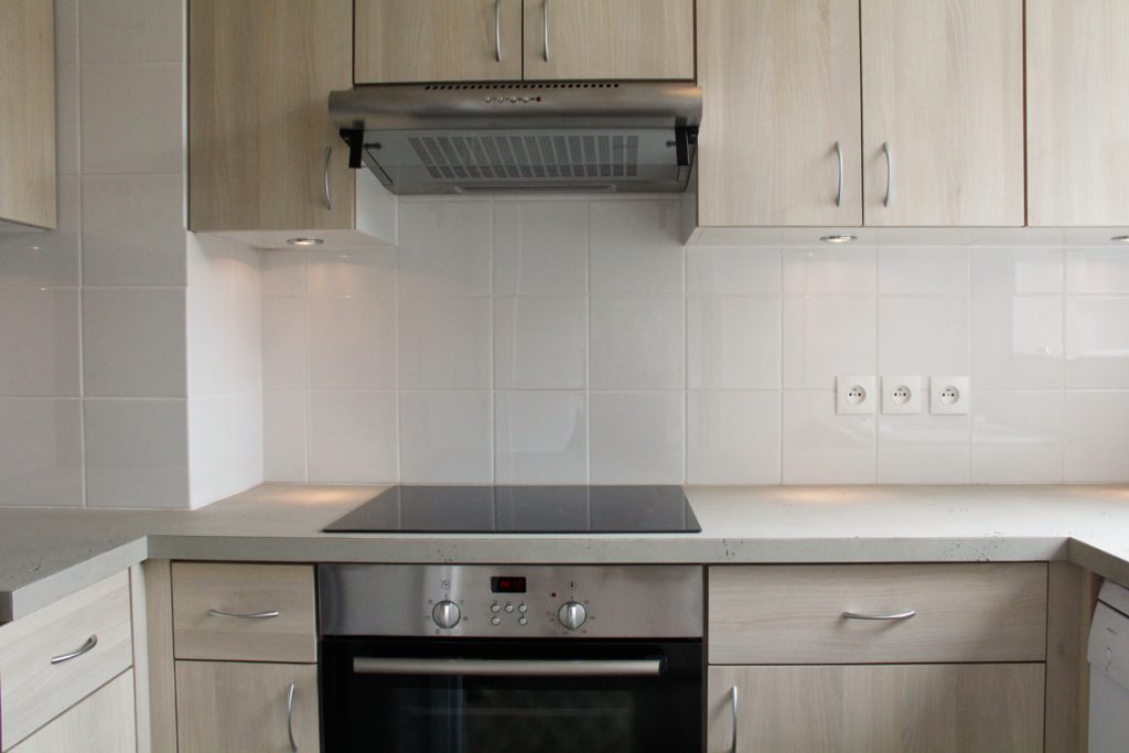 Rénovation totale de l’appartement. Dessin des mobiliers sur mesure, matériaux et suivi des réalisations. Appartement pour location, 47 m2. Photographies : Claude Lecante