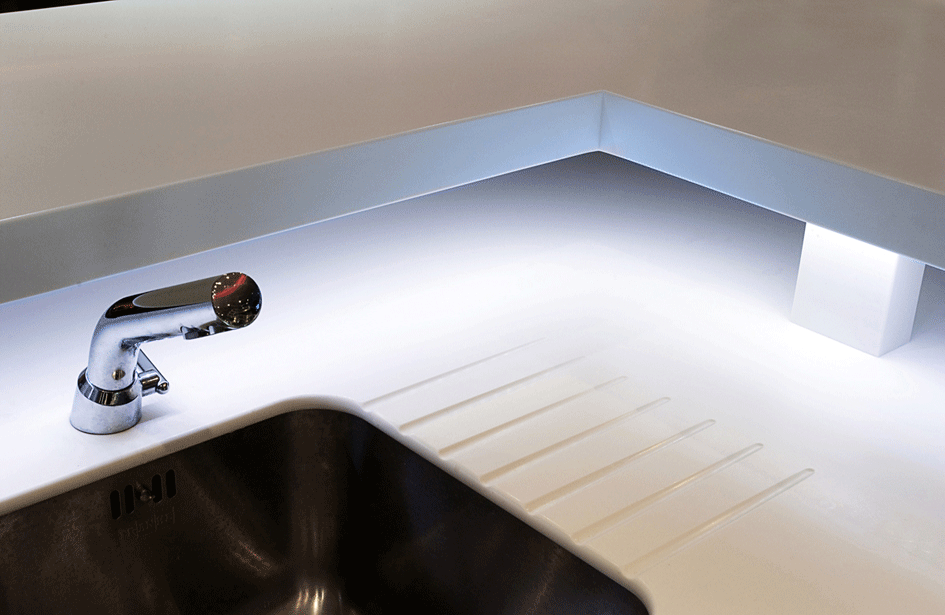 Design du bar Publicis Drugstore réalisé en Corian, il est situé Avenue des Champs-Élysées à Paris. Création de Claude Lecante designer à Paris.