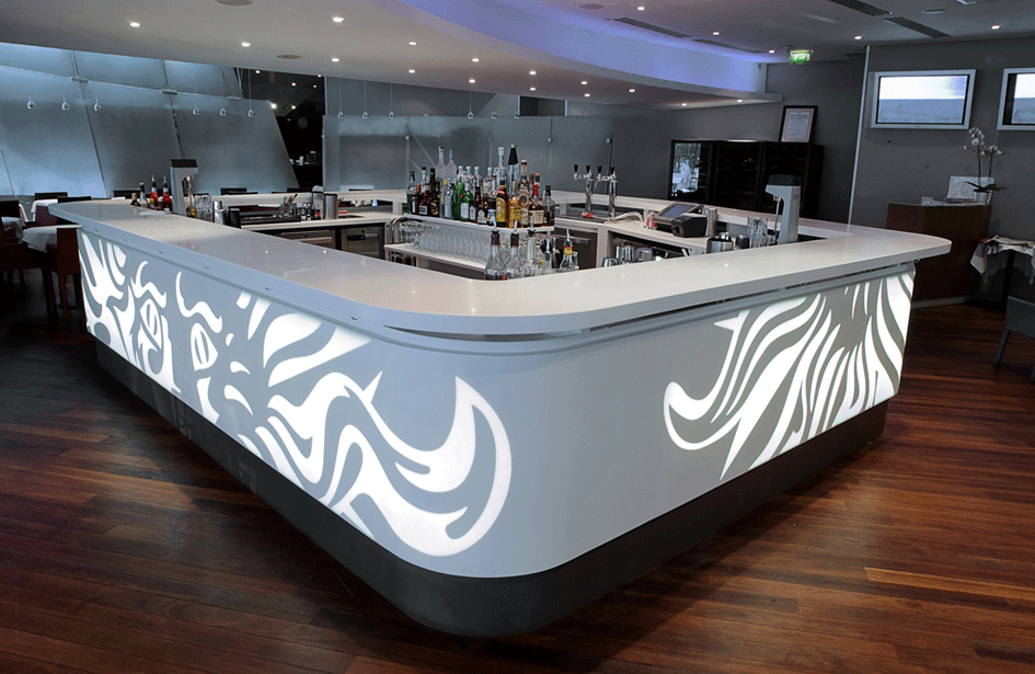 Design du bar Publicis Drugstore réalisé en Corian, il est situé Avenue des Champs-Élysées à Paris. Création de Claude Lecante designer à Paris.