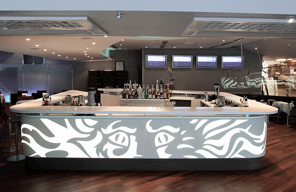 Design du bar Publicis Drugstore réalisé en Corian, il est situé Avenue des Champs-Élysées à Paris. Création de Claude Lecante designer à Paris.