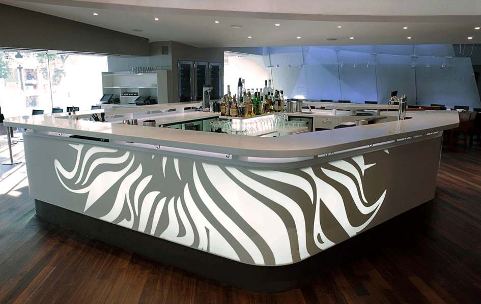 Design du bar Publicis Drugstore réalisé en Corian, il est situé Avenue des Champs-Élysées à Paris. Création de Claude Lecante designer à Paris.