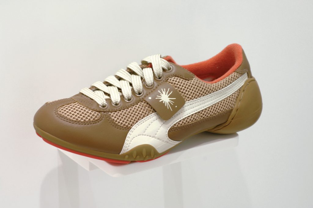 Conception du showroom de la marque Puma à Paris. Création d'espaces selon les collections de la marque Puma, design d'un mur de présentation des collections avec tennis, casquettes et vêtements sur un mur inédit en Corian. Design de tous les supports en Corian. Conception d'un lieu pour la arque Puma Nuela avec une ambiance plus sobre. Conception et design des mobiliers et objets par Claude Lecante. #puma @puma @lecante @showroom puma