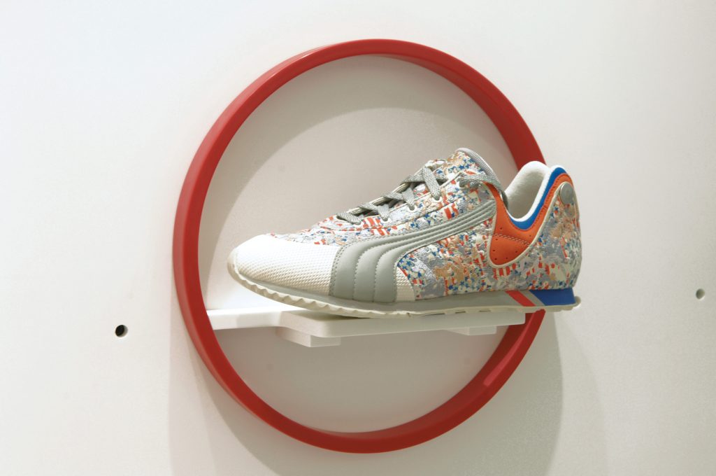 Conception du showroom de la marque Puma à Paris. Création d'espaces selon les collections de la marque Puma, design d'un mur de présentation des collections avec tennis, casquettes et vêtements sur un mur inédit en Corian. Design de tous les supports en Corian. Conception d'un lieu pour la arque Puma Nuela avec une ambiance plus sobre. Conception et design des mobiliers et objets par Claude Lecante. #puma @puma @lecante @showroom puma