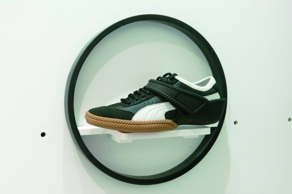 Conception du showroom de la marque Puma à Paris. Création d'espaces selon les collections de la marque Puma, design d'un mur de présentation des collections avec tennis, casquettes et vêtements sur un mur inédit en Corian. Design de tous les supports en Corian. Conception d'un lieu pour la arque Puma Nuela avec une ambiance plus sobre. Conception et design des mobiliers et objets par Claude Lecante. #puma @puma @lecante @showroom puma