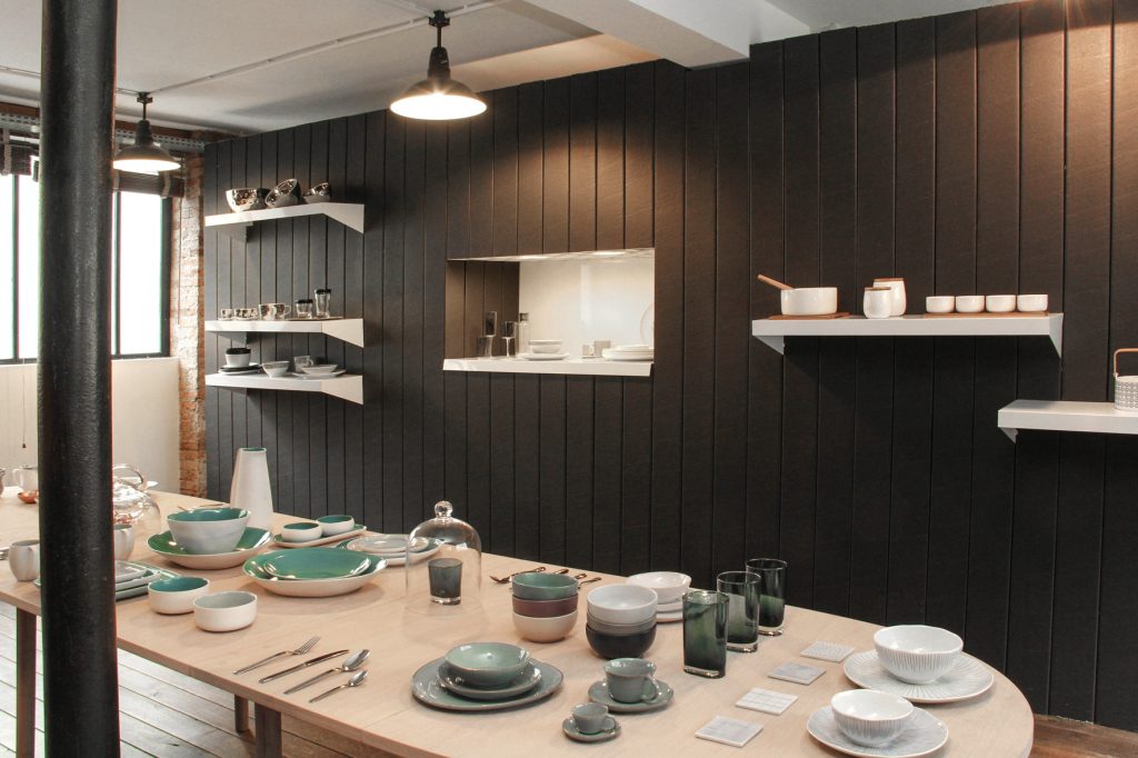 Conception de la scénographie pour la présentation à la presse de la collection Habitat automne/hiver 2014. Exposition dans un espace type loft new-yorkais. Design de la scénographie, des mobiliers et réalisation du graphisme. Surface d’exposition : 400 m2