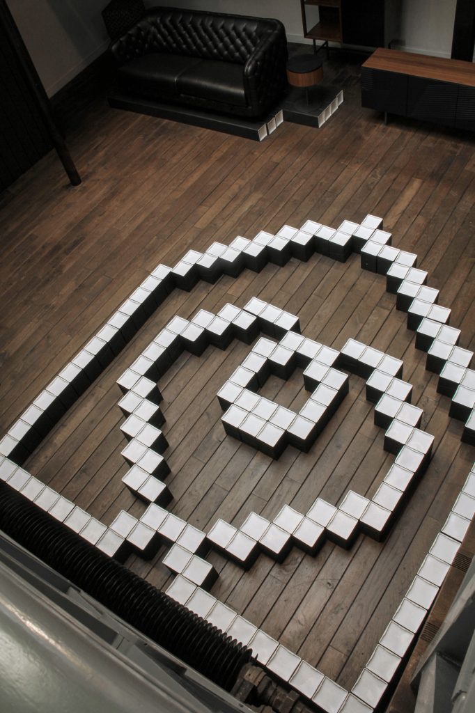 Conception de la scénographie pour la présentation à la presse de la collection Habitat automne/hiver 2014. Exposition dans un espace type loft new-yorkais. Design de la scénographie, des mobiliers et réalisation du graphisme. Surface d’exposition : 400 m2