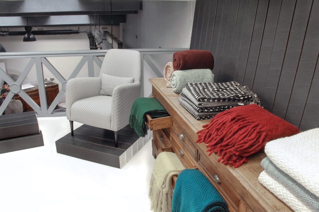 Conception de la scénographie pour la présentation à la presse de la collection Habitat automne/hiver 2014. Exposition dans un espace type loft new-yorkais. Design de la scénographie, des mobiliers et réalisation du graphisme. Surface d’exposition : 400 m2