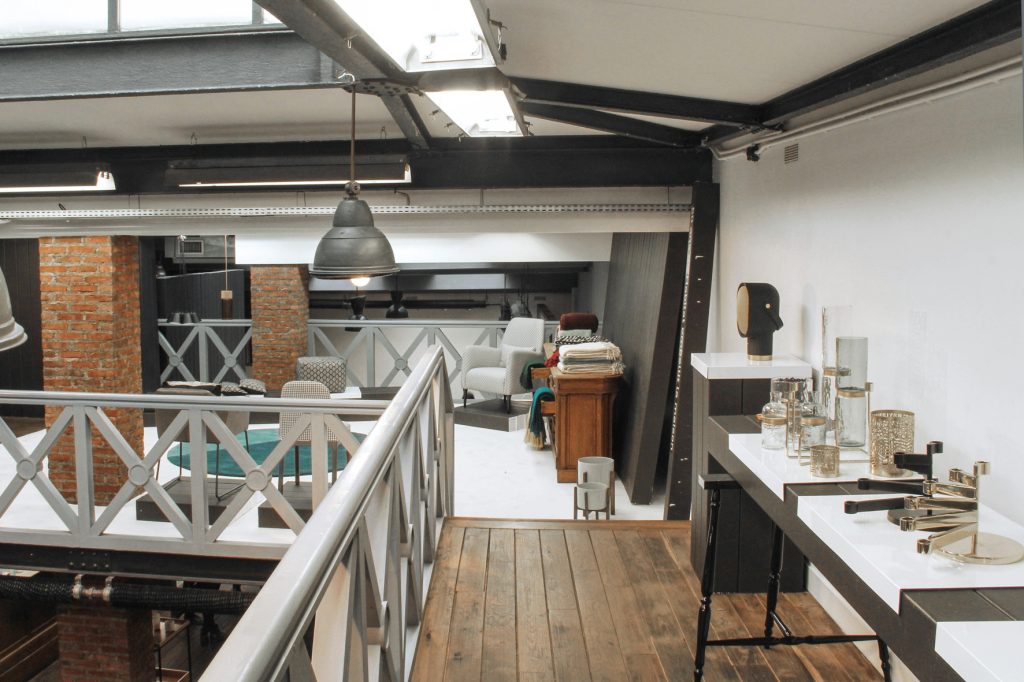 Conception de la scénographie pour la présentation à la presse de la collection Habitat automne/hiver 2014. Exposition dans un espace type loft new-yorkais. Design de la scénographie, des mobiliers et réalisation du graphisme. Surface d’exposition : 400 m2