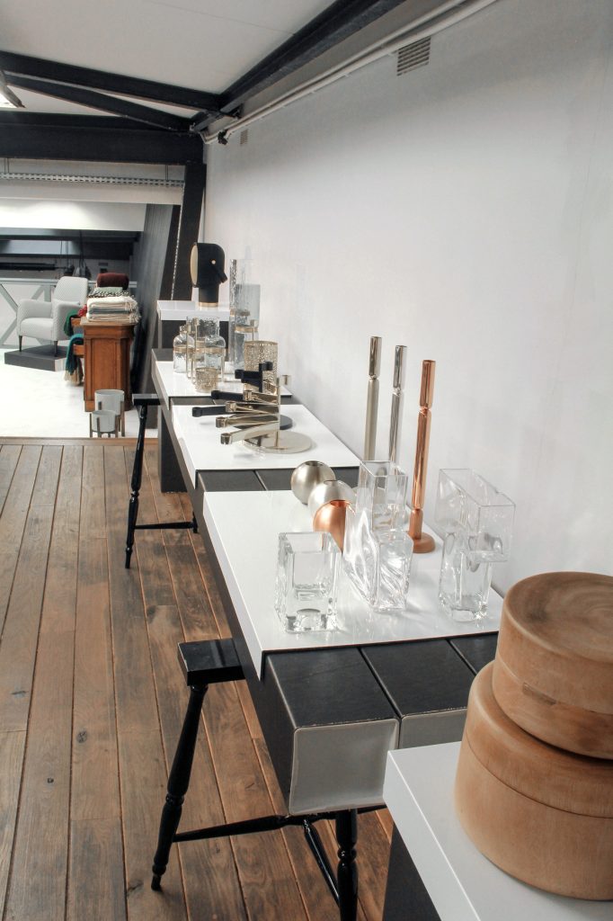 Conception de la scénographie pour la présentation à la presse de la collection Habitat automne/hiver 2014. Exposition dans un espace type loft new-yorkais. Design de la scénographie, des mobiliers et réalisation du graphisme. Surface d’exposition : 400 m2