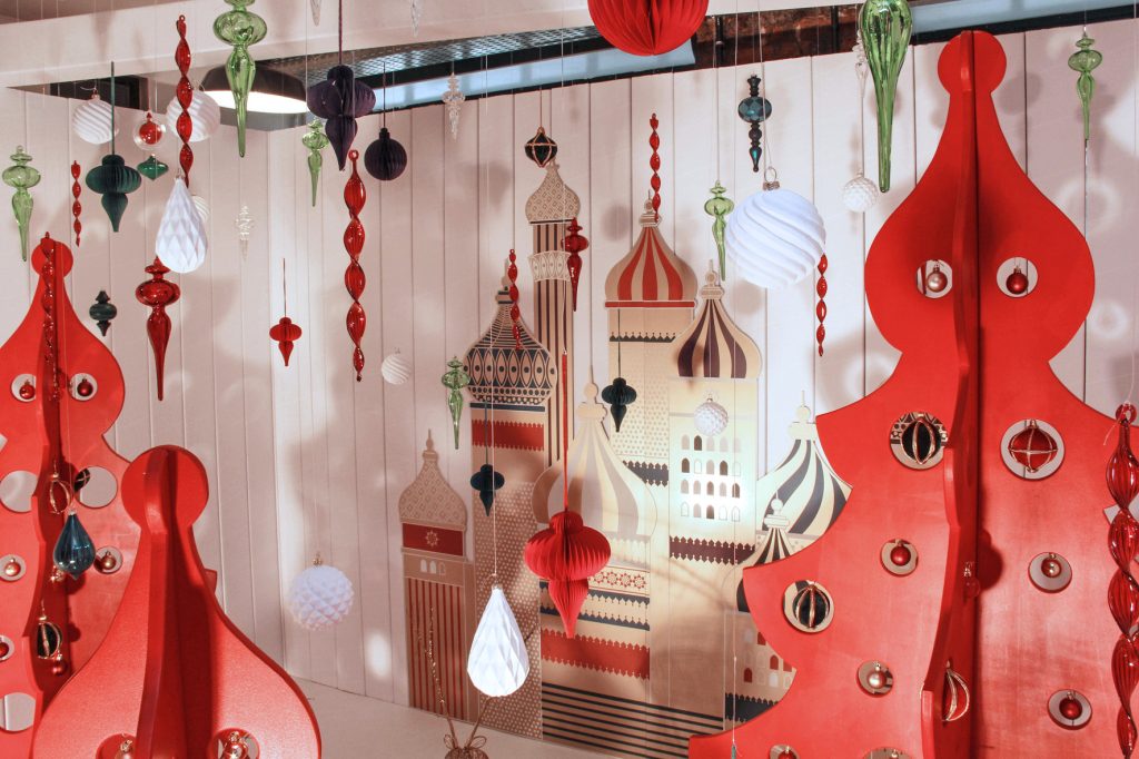 Conception de la scénographie pour la présentation à la presse de la collection Habitat automne/hiver 2014. Exposition dans un espace type loft new-yorkais. Design de la scénographie, des mobiliers et réalisation du graphisme. Surface d’exposition : 400 m2