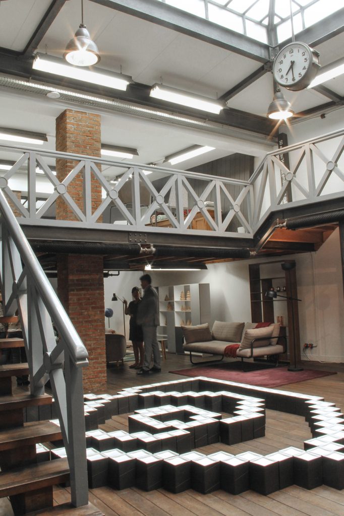 Conception de la scénographie pour la présentation 
à la presse de la collection Habitat automne/hiver 2014. 
Exposition dans un espace type loft new-yorkais.
Design de la scénographie, des mobiliers et réalisation 
du graphisme. 

Surface d’exposition : 400 m2