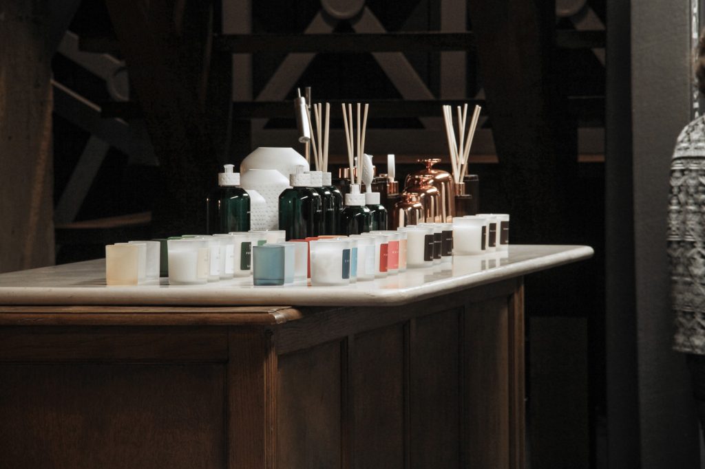 Conception de la scénographie pour la présentation à la presse de la collection Habitat automne/hiver 2014. Exposition dans un espace type loft new-yorkais. Design de la scénographie, des mobiliers et réalisation du graphisme. Surface d’exposition : 400 m2