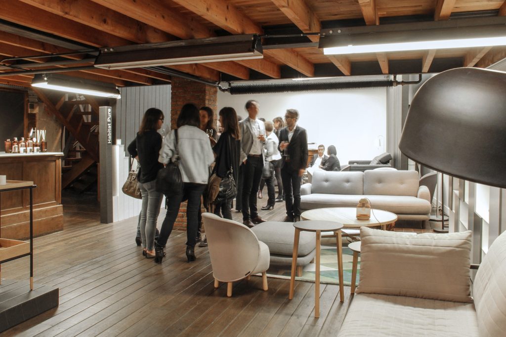 Conception de la scénographie pour la présentation à la presse de la collection Habitat automne/hiver 2014. Exposition dans un espace type loft new-yorkais. Design de la scénographie, des mobiliers et réalisation du graphisme. Surface d’exposition : 400 m2