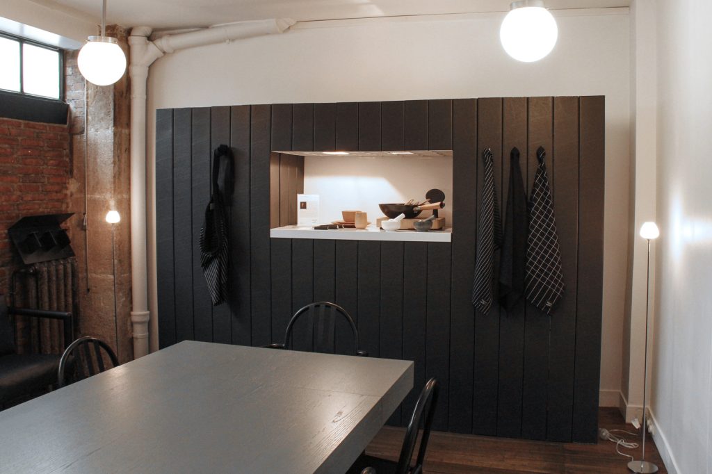 Conception de la scénographie pour la présentation à la presse de la collection Habitat automne/hiver 2014. Exposition dans un espace type loft new-yorkais. Design de la scénographie, des mobiliers et réalisation du graphisme. Surface d’exposition : 400 m2