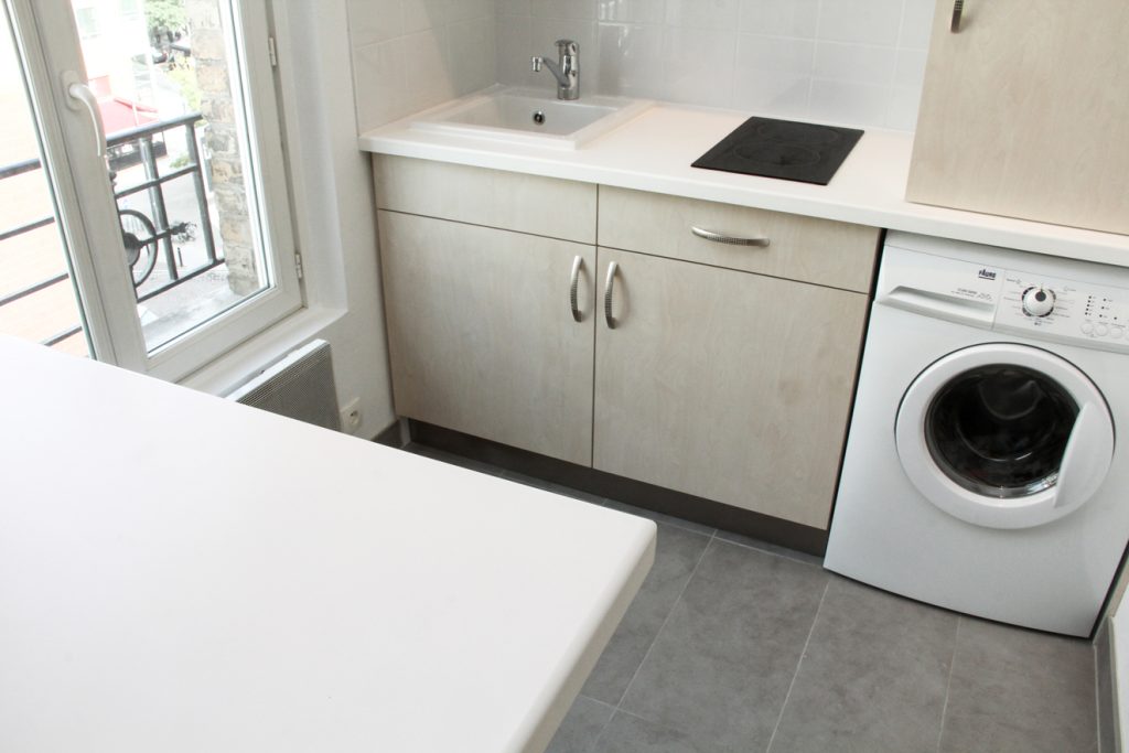 Nouvel agencement de l’appartement avec ouverture du plafond et création d’un espace de bain non existant à l’origine. Remaniement des espaces, dessin des mobiliers sur mesure, matériaux et suivi des réalisations. Appartement, 18 m2. Photographies : Claude Lecante