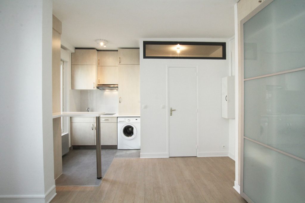 Nouvel agencement de l’appartement avec ouverture du plafond et création d’un espace de bain non existant à l’origine. Remaniement des espaces, dessin des mobiliers sur mesure, matériaux et suivi des réalisations. Appartement, 18 m2. Photographies : Claude Lecante