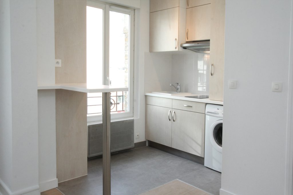 Nouvel agencement de l’appartement avec ouverture du plafond et création d’un espace de bain non existant à l’origine. Remaniement des espaces, dessin des mobiliers sur mesure, matériaux et suivi des réalisations. Appartement, 18 m2. Photographies : Claude Lecante