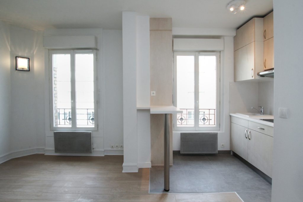 Nouvel agencement de l’appartement avec ouverture du plafond et création d’un espace de bain non existant à l’origine. Remaniement des espaces, dessin des mobiliers sur mesure, matériaux et suivi des réalisations. Appartement, 18 m2. Photographies : Claude Lecante