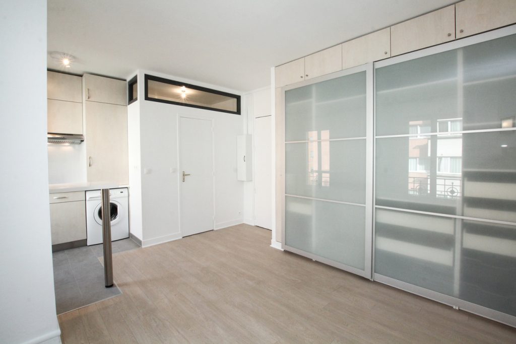 Nouvel agencement de l’appartement avec ouverture du plafond et création d’un espace de bain non existant à l’origine. Remaniement des espaces, dessin des mobiliers sur mesure, matériaux et suivi des réalisations. Appartement, 18 m2. Photographies : Claude Lecante