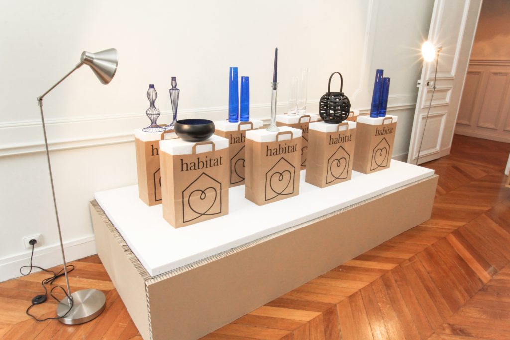 Conception de la scénographie pour la présentation à la presse de la collection Habitat printemps/été 2013. Nouvelle collection de Pierre Favresse. Exposition dans un appartement de type Haussmannien, Paris 16. Conception du graphisme et création de la charte graphique du catalogue. Surface : 300 m2