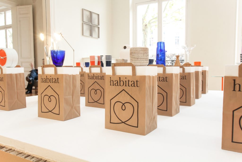 Conception de la scénographie pour la présentation à la presse de la collection Habitat printemps/été 2013. Nouvelle collection de Pierre Favresse. Exposition dans un appartement de type Haussmannien, Paris 16. Conception du graphisme et création de la charte graphique du catalogue. Surface : 300 m2