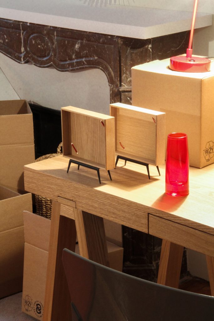 Conception de la scénographie pour la présentation à la presse de la collection Habitat printemps/été 2013. Nouvelle collection de Pierre Favresse. Exposition dans un appartement de type Haussmannien, Paris 16. Conception du graphisme et création de la charte graphique du catalogue. Surface : 300 m2 #habitat @habitat