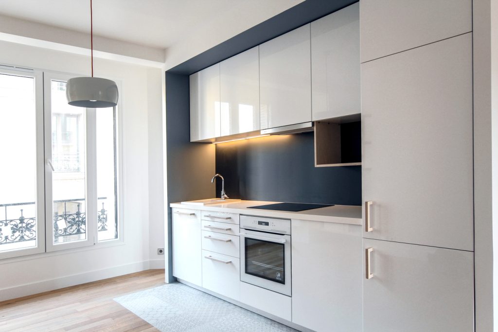 Aménagement total de l’appartement. Reconfiguration des espaces cuisine/buanderie, salon et salle de bain. Conception des mobiliers. Suivi de fabrication et suivi des travaux. Surface : 50 m2