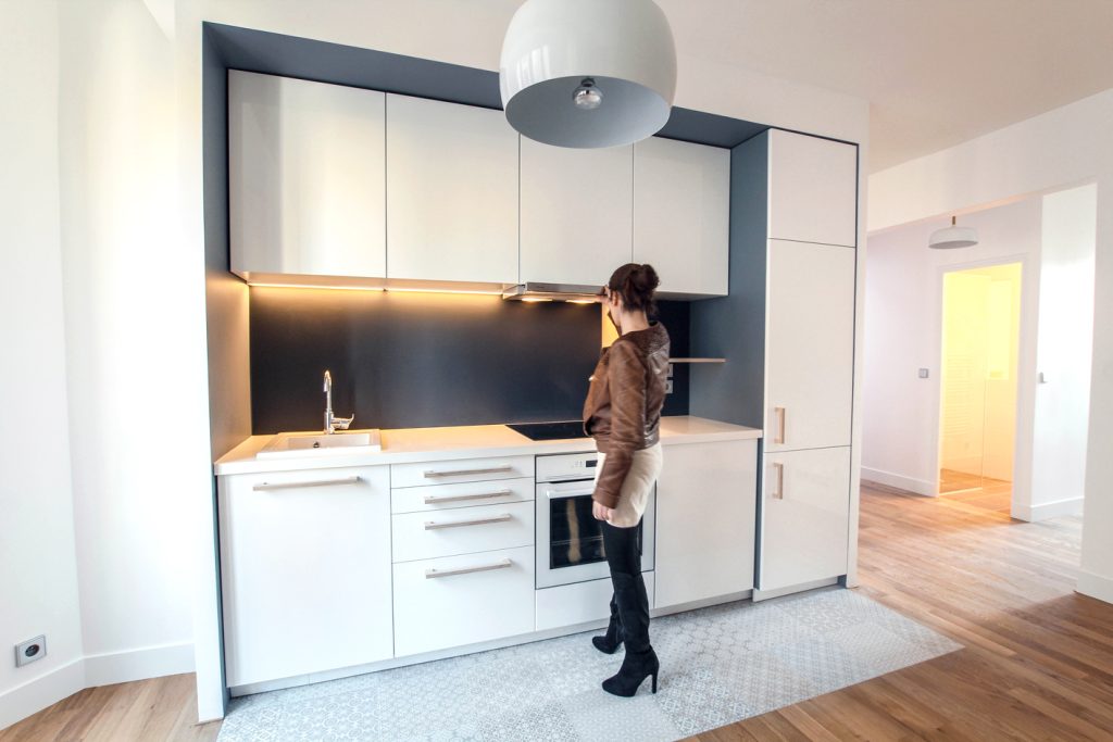 Aménagement total de l’appartement.
Reconfiguration des espaces cuisine/buanderie, salon 
et salle de bain.
Conception des mobiliers. Suivi de fabrication et suivi des travaux. 
Surface : 50 m2
photo : clecantephotography