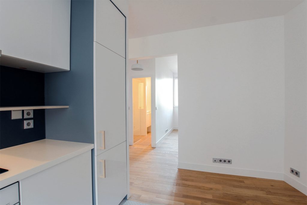 Aménagement total de l’appartement. Reconfiguration des espaces cuisine/buanderie, salon et salle de bain. Conception des mobiliers. Suivi de fabrication et suivi des travaux. Surface : 50 m2 photo : clecantephotography