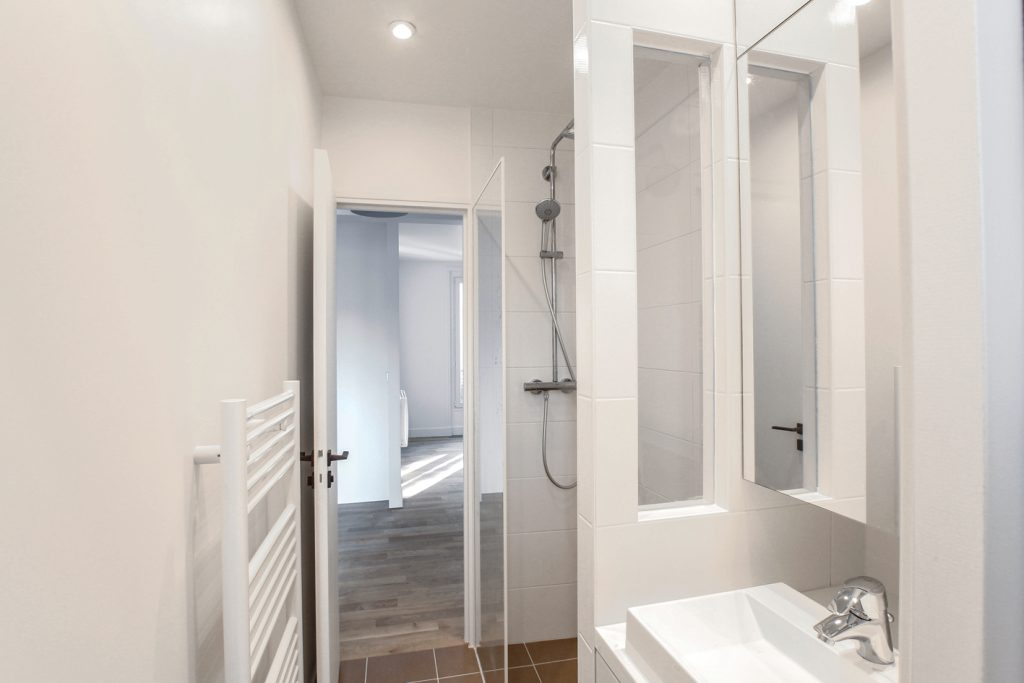 Aménagement total de l’appartement. Reconfiguration des espaces cuisine/buanderie, salon et salle de bain. Conception des mobiliers. Suivi de fabrication et suivi des travaux. Surface : 50 m2 photo : clecantephotography