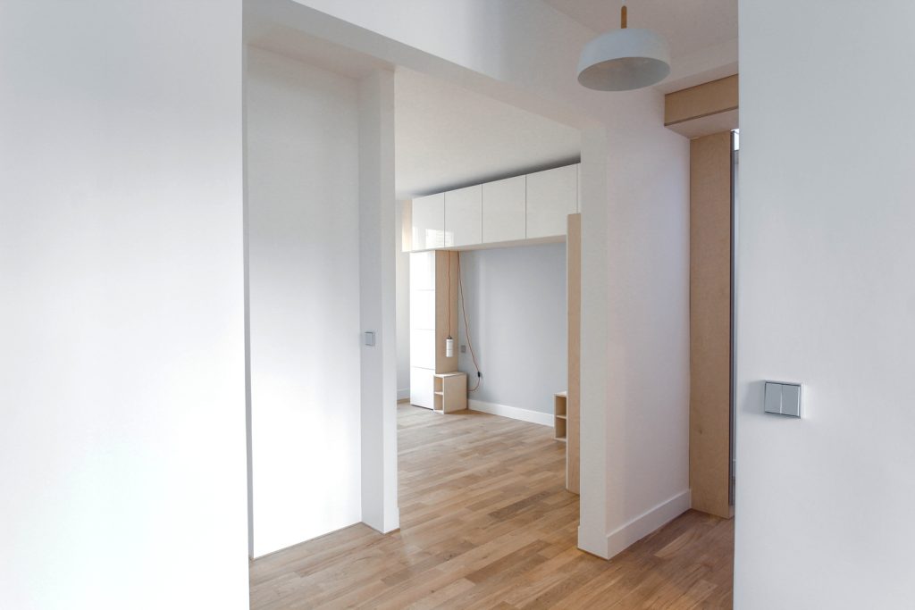 Aménagement total de l’appartement. Reconfiguration des espaces cuisine/buanderie, salon et salle de bain. Conception des mobiliers. Suivi de fabrication et suivi des travaux. Surface : 50 m2 photo : clecantephotography