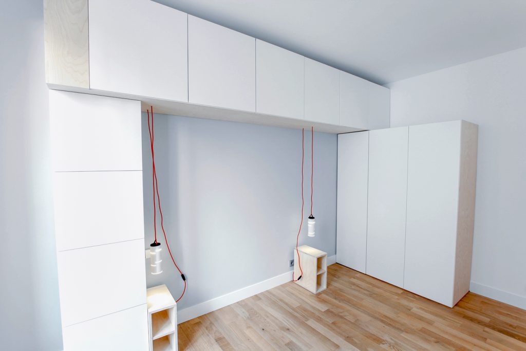 Aménagement total de l’appartement. Reconfiguration des espaces cuisine/buanderie, salon et salle de bain. Conception des mobiliers. Suivi de fabrication et suivi des travaux. Surface : 50 m2 photo : clecantephotography