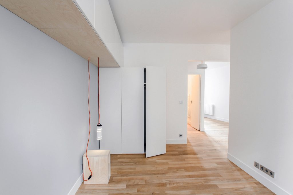 Aménagement total de l’appartement. Reconfiguration des espaces cuisine/buanderie, salon et salle de bain. Conception des mobiliers. Suivi de fabrication et suivi des travaux. Surface : 50 m2 photo : clecantephotography