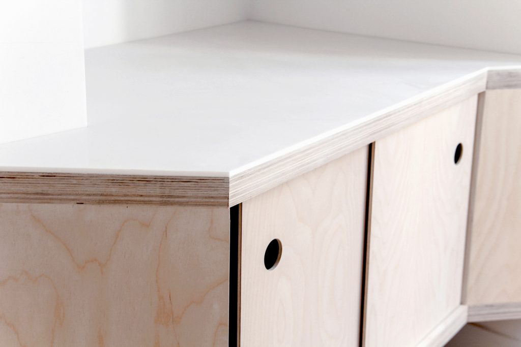 Aménagement total de l’appartement. Reconfiguration des espaces cuisine/buanderie, salon et salle de bain. Conception des mobiliers. Suivi de fabrication et suivi des travaux. Surface : 50 m2 photo : clecantephotography lampe Ugarit