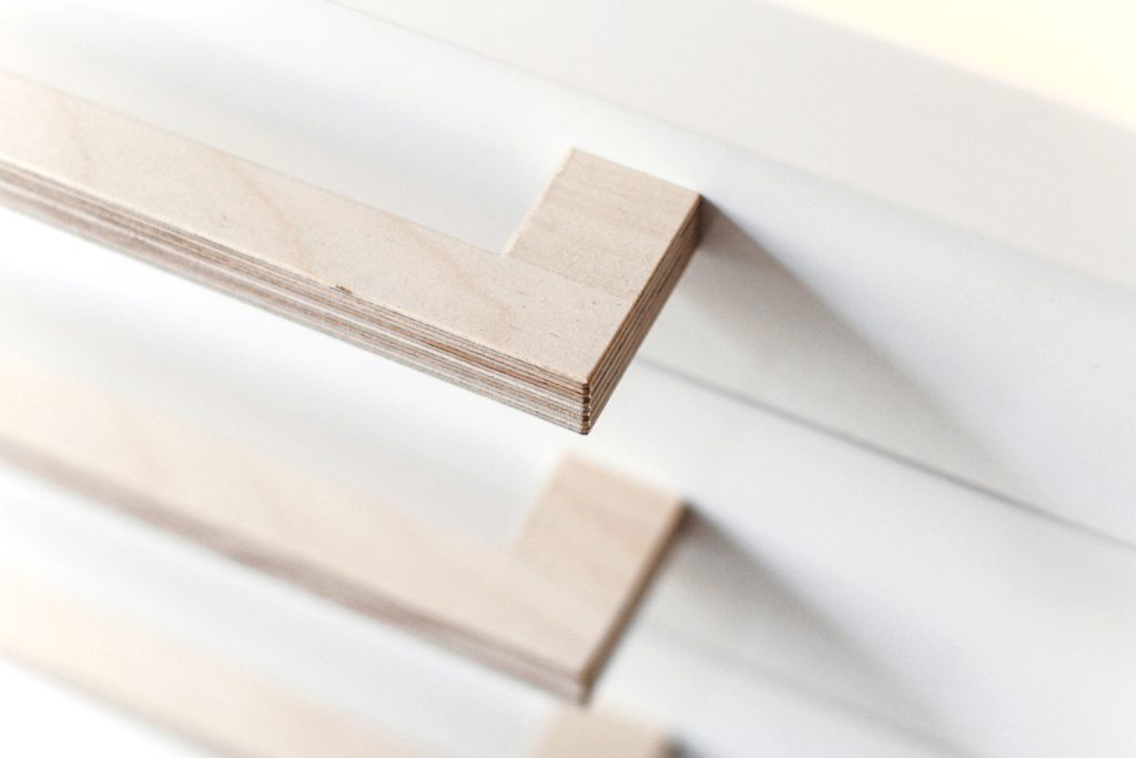 Aménagement total de l’appartement. Reconfiguration des espaces cuisine/buanderie, salon et salle de bain. Conception des mobiliers. Suivi de fabrication et suivi des travaux. Surface : 50 m2 photo : clecantephotography lampe Ugarit