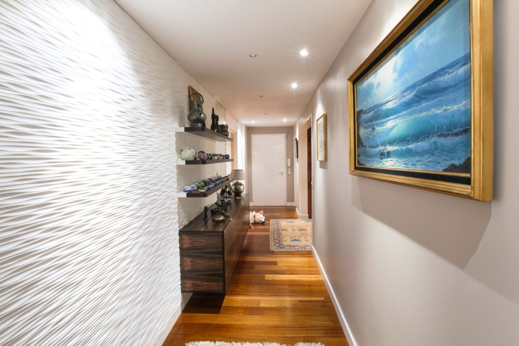 Appartement situé à Charenton le Pont, 
zone d’intervention 90 m2 sur une surface totale de 150 m2.
Rénovation des espaces salon, couloir, hall et toilettes.
Design des mobiliers dont la bibliothèque du salon.

Photographies : Claude Lecante