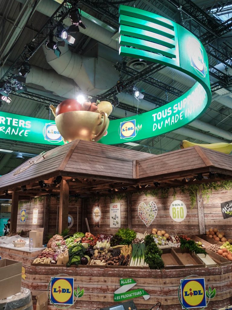 Conception de la scénographie pour Hopscotch de 2 stands pour Lidl au Salon de l'Agriculture de Paris. Le premier d'une surface de 300 m2 situé dans le hall 1 montrant les produits de la viande et du lait. Le second de 180 m2 dédié aux vins, fruits et légumes. La scénographie des stands est basé sur la thématique fournie qui est "Tous supporters du made in France". D'où le concept de "fermes" supportrices mêlant écharpes, médailles et podiums. Collaboration avec l'agence Hopscotch. Photos : Claude Lecante @lidl #lidl