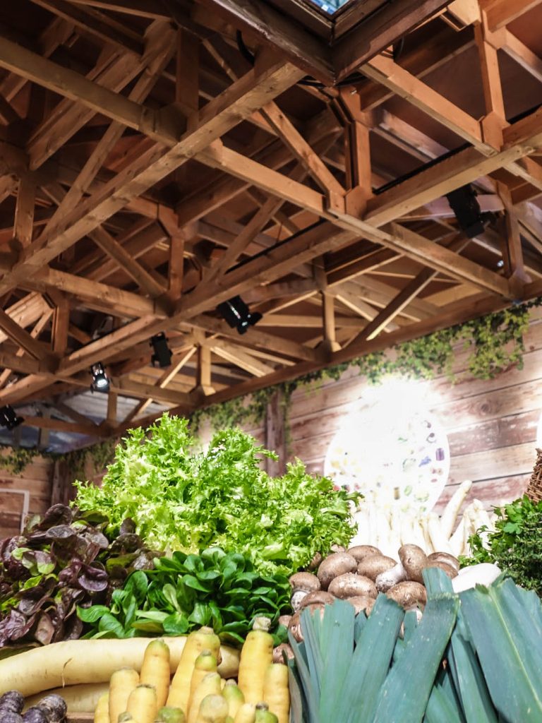 Conception de la scénographie pour Hopscotch de 2 stands pour Lidl au Salon de l'Agriculture de Paris. Le premier d'une surface de 300 m2 situé dans le hall 1 montrant les produits de la viande et du lait. Le second de 180 m2 dédié aux vins, fruits et légumes. La scénographie des stands est basé sur la thématique fournie qui est "Tous supporters du made in France". D'où le concept de "fermes" supportrices mêlant écharpes, médailles et podiums. Collaboration avec l'agence Hopscotch. Photos : Claude Lecante @lidl #lidl