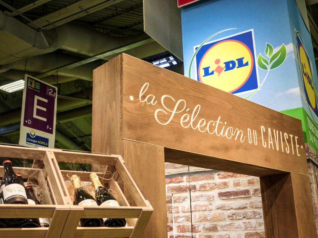Conception de la scénographie pour Hopscotch de 2 stands pour Lidl au Salon de l'Agriculture de Paris. Le premier d'une surface de 300 m2 situé dans le hall 1 montrant les produits de la viande et du lait. Le second de 180 m2 dédié aux vins, fruits et légumes. La scénographie des stands est basé sur la thématique fournie qui est "Tous supporters du made in France". D'où le concept de "fermes" supportrices mêlant écharpes, médailles et podiums. Collaboration avec l'agence Hopscotch. Photos : Claude Lecante @lidl #lidl