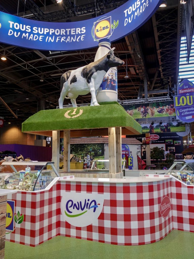 Conception de la scénographie pour Hopscotch de 2 stands pour Lidl au Salon de l'Agriculture de Paris. Le premier d'une surface de 300 m2 situé dans le hall 1 montrant les produits de la viande et du lait. Le second de 180 m2 dédié aux vins, fruits et légumes. La scénographie des stands est basé sur la thématique fournie qui est "Tous supporters du made in France". D'où le concept de "fermes" supportrices mêlant écharpes, médailles et podiums. Collaboration avec l'agence Hopscotch. Photos : Claude Lecante