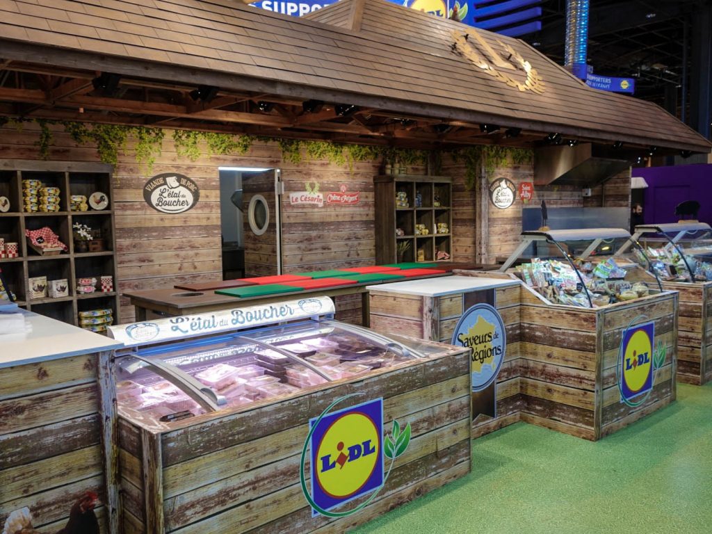 Conception de la scénographie pour Hopscotch de 2 stands pour Lidl au Salon de l'Agriculture de Paris. Le premier d'une surface de 300 m2 situé dans le hall 1 montrant les produits de la viande et du lait. Le second de 180 m2 dédié aux vins, fruits et légumes. La scénographie des stands est basé sur la thématique fournie qui est "Tous supporters du made in France". D'où le concept de "fermes" supportrices mêlant écharpes, médailles et podiums. Collaboration avec l'agence Hopscotch. Photos : Claude Lecante
