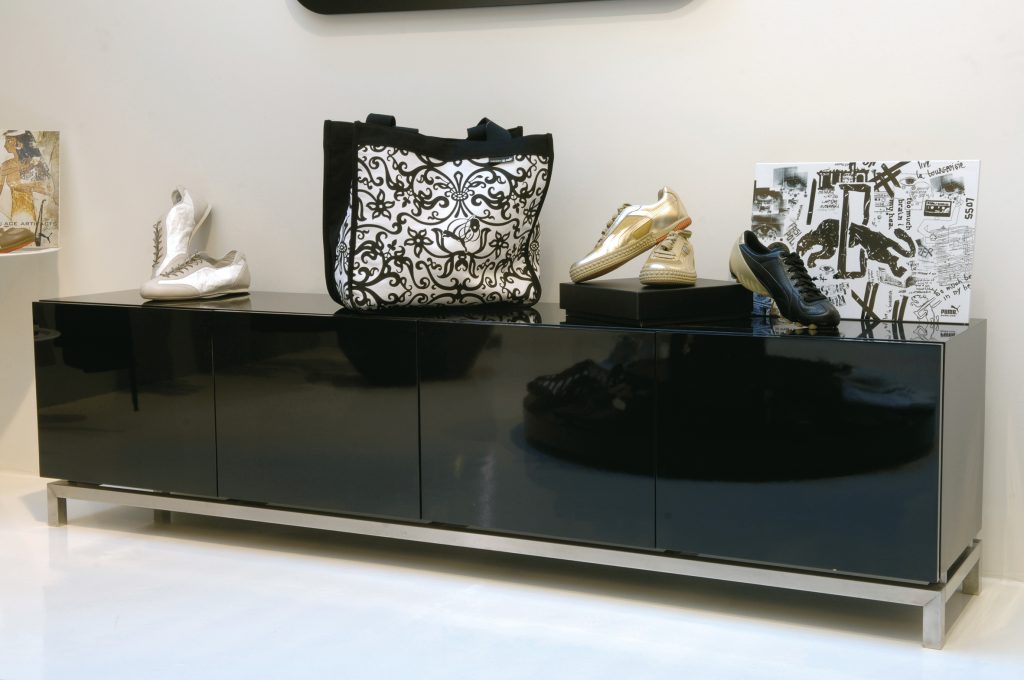 Conception du showroom de la marque Puma à Paris. Création d'espaces selon les collections de la marque Puma, design d'un mur de présentation des collections avec tennis, casquettes et vêtements sur un mur inédit en Corian. Design de tous les supports en Corian. Conception d'un lieu pour la arque Puma Nuela avec une ambiance plus sobre. Conception et design des mobiliers et objets par Claude Lecante. #puma @puma @lecante @showroom puma