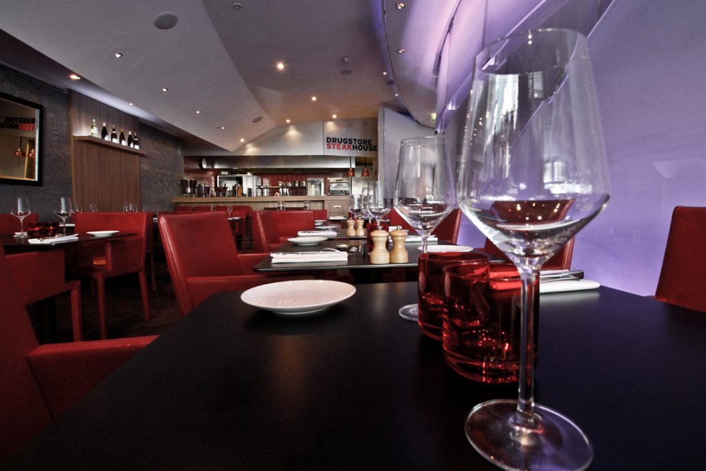 Architecture d’intérieur et design mobilier. 
Création d’une nouvelle ambiance générale. 
Drugstore Steakhouse, 133, avenue des Champs-Élysées, 75008

Photographies : Claude Lecante