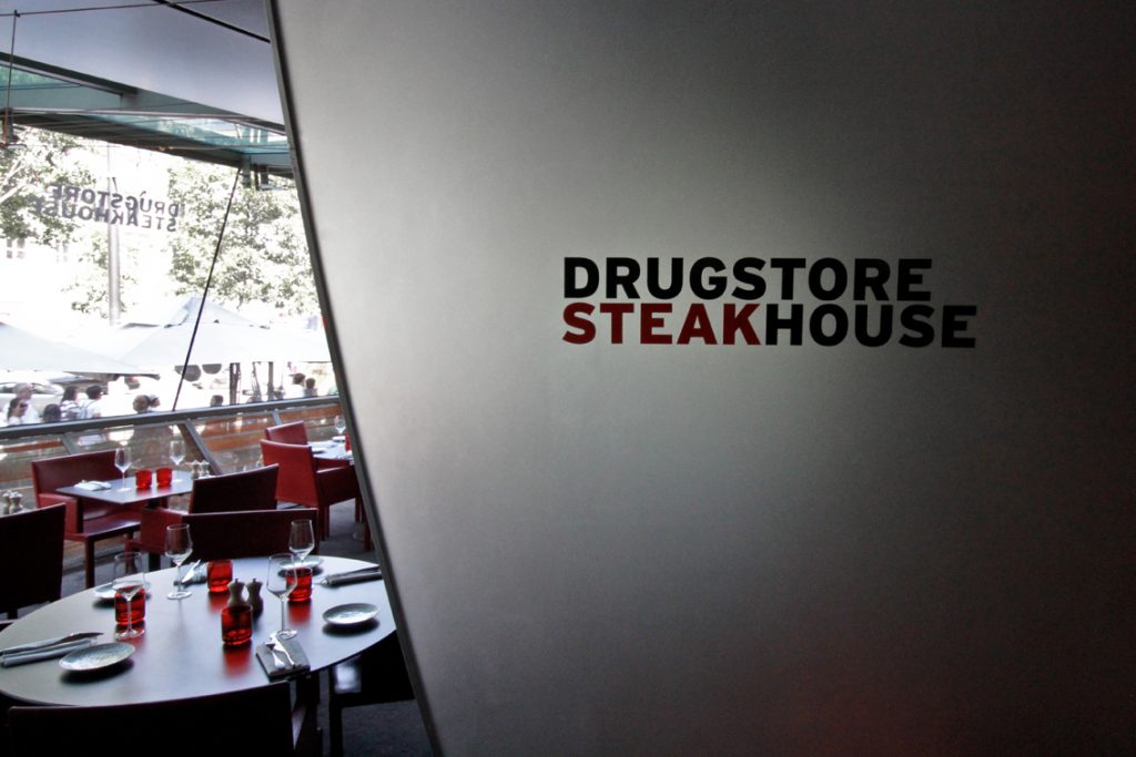 Architecture d’intérieur et design mobilier. Création d’une nouvelle ambiance générale. Drugstore Steakhouse, 133, avenue des Champs-Élysées, 75008 Photographies : Claude Lecante