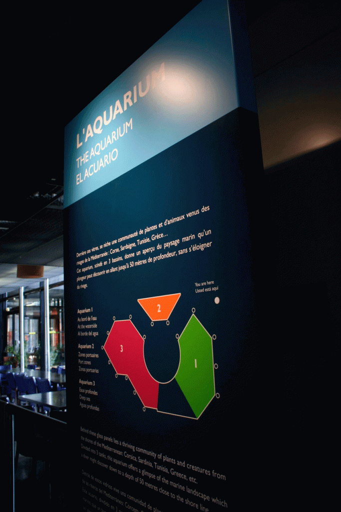 Rénovation de la totalité de l’aquarium permanent situé au niveau de la Géode. Conception de l’habillage des bassins, design et conception graphique de la signalétique. Suivi de fabrication et de pose de l’ensemble. Collaboration avec Clémence Farrell @designgraphiqueclaudelecante design graphique / Claude Lecante