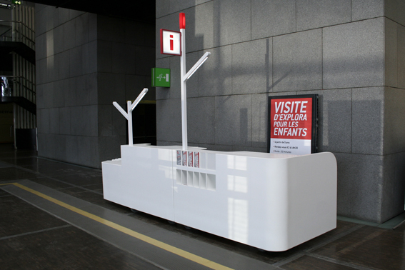 Réflexion sur les besoins, design pour une égonomie répondant
aux besoins du public et de l’agent d’exploitation.
La banque d’accueil est située au niveau Explora mais elle peut
être facilement déplaçable dans l’ensemble de la Cité
par le système de roues intégrées.
Elle a pour vocation dans cet immense espace de renseigner 
et de distribuer des audioguides aux visiteurs.
Conception, plans et suivi de fabrication.
Réalisation en Corian. design Claude Lecante