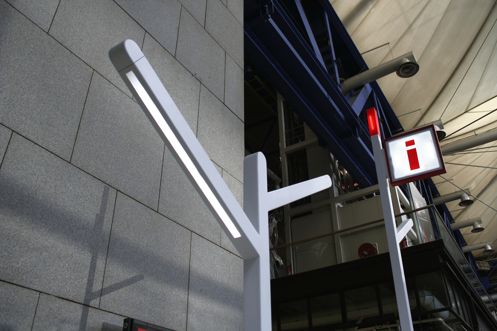 Réflexion sur les besoins, design pour une égonomie répondant aux besoins du public et de l’agent d’exploitation. La banque d’accueil est située au niveau Explora mais elle peut être facilement déplaçable dans l’ensemble de la Cité par le système de roues intégrées. Elle a pour vocation dans cet immense espace de renseigner et de distribuer des audioguides aux visiteurs. Conception, plans et suivi de fabrication. Réalisation en Corian. design Claude Lecante