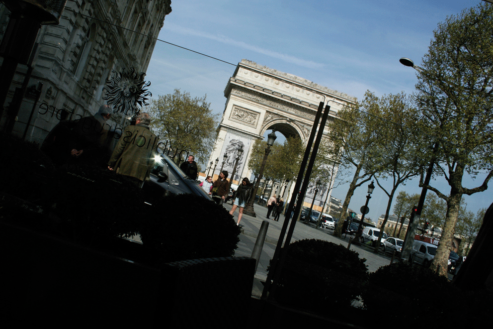 Conception et étude de faisabilité d’une nouvelle terrasse 
avec un espace fumeur cigares. Création d’une nouvelle 
ambiance générale avec un changement de l’ensemble du mobilier. 

Surface : 100 m2.

Photographies : Claude Lecante