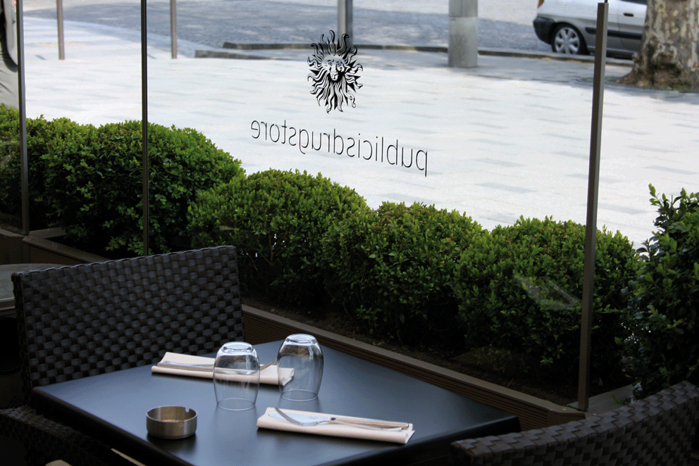 Conception et étude de faisabilité d’une nouvelle terrasse avec un espace fumeur cigares. Création d’une nouvelle ambiance générale avec un changement de l’ensemble du mobilier. Surface : 100 m2. Photographies : Claude Lecante