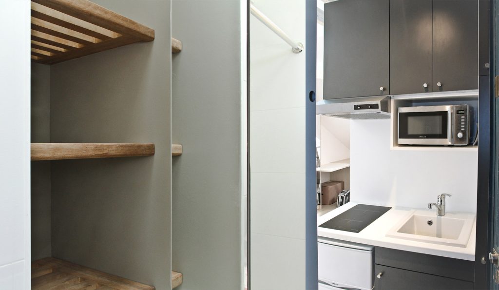 Nouvel agencement de l’appartement avec ouverture du plafond et création d’un espace de bain non existant à l’origine. Remaniement des espaces, dessin des mobiliers sur mesure, matériaux et suivi des réalisations. Appartement, 18 m2. Photographies : Claude Lecante